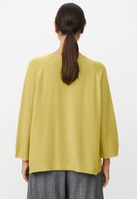 Limoengroen oversized trui met een ronde hals, laag aangezette schouders en geribbelde zoom, gemaakt van een zachte, gestructureerde stof.