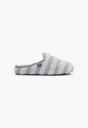 Chausson doux et facile à enfiler, avec des rayures texturées en blanc et gris, et une petite étiquette logo bleue sur le côté.