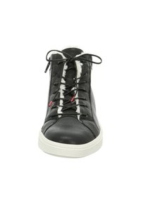 Schwarze High-Top-Sneaker aus strukturiertem Leder, mit weißem Kunstfellfutter, schwarzen Schnürsenkeln und einer gummierten Sohle mit strukturiertem Rand.