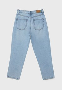 Jeans de denim azul claro con un ajuste relajado, que cuentan con una cintura alta, dos bolsillos traseros y una etiqueta en la cinturilla.