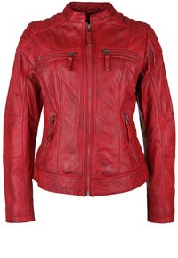 Rote Lederjacke mit hohem Kragen, Reißverschluss vorne und zwei Brusttaschen. Sie verfügt über sichtbare Nähte und eine leicht strukturierte Oberfläche.