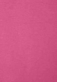 Viengla rozā auduma tekstūra ar smalkiem austiem rakstiem un nelielām dabīgām variācijām visā virsmā.