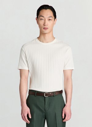 Weißes, geripptes Kurzarmshirt mit rundem Ausschnitt, kombiniert mit dunkelgrünen Hosen und einem braunen Ledergürtel mit silberner Schnalle.