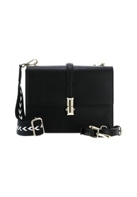 Borsa a mano in pelle nera di forma rettangolare, con ferrature dorate e tracolla staccabile caratterizzata da un motivo intrecciato nero e bianco.