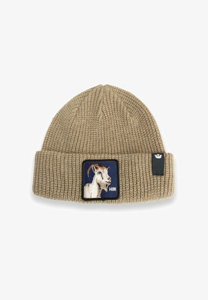 Berretto in maglia beige con risvolto, caratterizzato da una toppa a forma di testa di capra bianca su sfondo blu navy e un piccolo etichetta nera sul lato.