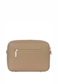 Beżowa skórzana torba crossbody o gładkiej fakturze, z zamykaną na zamek przednią kieszenią i złotym okuciem, z zaokrąglonymi krawędziami i kompaktowym designem.