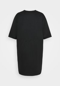 Černé oversize šaty s krátkým rukávem a kulatým výstřihem, rovného střihu a délky do poloviny stehna, zobrazené ze zad na bílém pozadí.