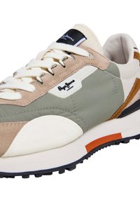 Casualowe tenisówki z panelami w kolorach beżowym, oliwkowozielonym i białym, zamszowymi detalami, białymi sznurówkami, czarno-pomarańczowymi akcentami podeszwy oraz logo „Pepe Jeans London”.