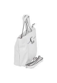 Sac à main blanc en matériau synthétique texturé, avec des quincailleries en argent, une bandoulière amovible et une silhouette rectangulaire élégante.