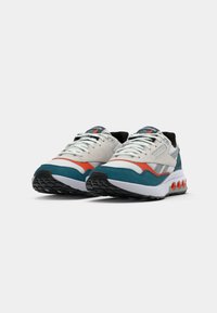 Sneakersy Reebok w białym, turkusowym i pomarańczowym kolorze, z panelami z siateczki i zamszu, białymi sznurówkami oraz czarną gumową podeszwą z okrągłymi pomarańczowymi akcentami.