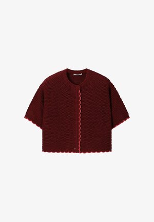 Bordeauxroter, strukturierter Strickcardigan mit kurzen Ärmeln, rundem Ausschnitt, Knöpfen vorne und rosa, gewellten Kanten am Saum und an den Bündchen.