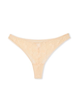 Tanga de encaje beige con patrones florales y bordes festoneados sobre fondo blanco.