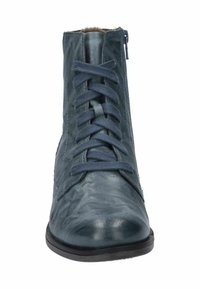 Stivaletto in pelle blu scuro con finitura lucida, dotato di un design con lacci frontali e cerniera laterale. Punta tonda e soletta piatta.