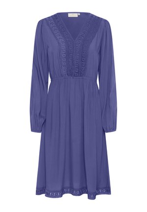 Vijolična obleka z dolgimi rokavi in V-izrezom, okrašena z zapleteno čipkastimi detajli ob dekolteju in robu, s tekočo silhueto v obliki črke A.