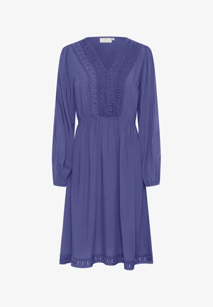 Violets garais piedurkņu kleita ar V formu, ar sarežģītu mežģīņu apdari ap kaklu un apmalē, ar plūstošu A līnijas siluetu.