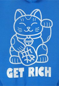 Niebieska bluza z metalicznym srebrnym nadrukiem przedstawiającym machającego kota trzymającego monetę, poniżej znajduje się napis "GET RICH" grubymi białymi literami.