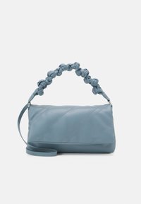 Borsa a tracolla in pelle blu con manico intrecciato, caratterizzata da motivi diagonali di cucitura e tracolla removibile. Texture liscia con forma strutturata.