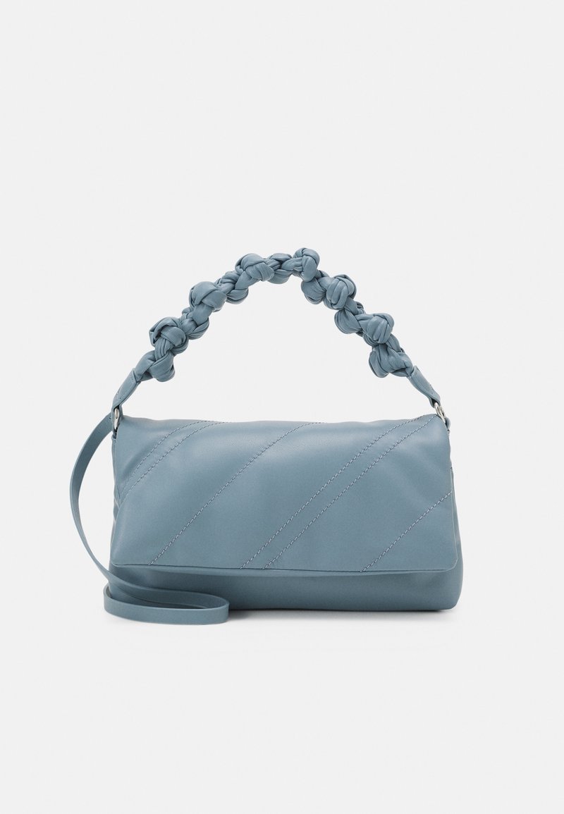 Borsa a tracolla in pelle blu con manico intrecciato, caratterizzata da motivi diagonali di cucitura e tracolla removibile. Texture liscia con forma strutturata.