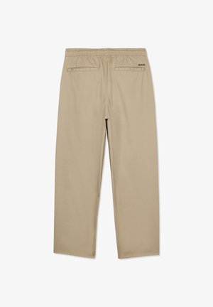 Pantaloni beige con vita elasticizzata, tasche a filetto posteriori e una piccola etichetta nera sul lato destro, mostrati distesi su uno sfondo bianco.