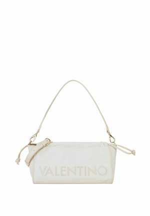 Cremefarbene Valentino-Handtasche mit einem oberen Griff und verstellbarem Riemen, mit eingeprägtem Markennamen auf der Vorderseite.