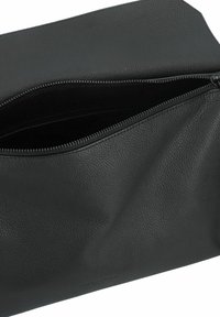 Czarna skórzana saszetka o fakturowanej powierzchni, z zamknięciem na górny suwak i minimalistycznym designem, idealna do organizacji drobnych przedmiotów.