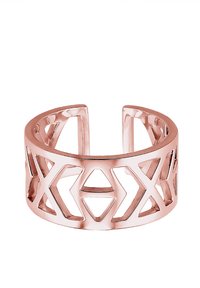 Ring i roséguld med geometrisk utsk ärningsdesign, med trianglar och diamantformer, slät yta, öppen bandstil.
