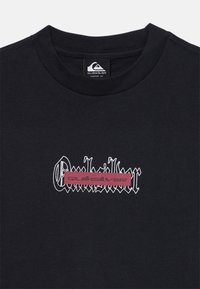 Svart bomullströja med en vit och röd Quiksilver-logotyp. Klassisk crew neck-design med korta ärmar och en mjuk textur.