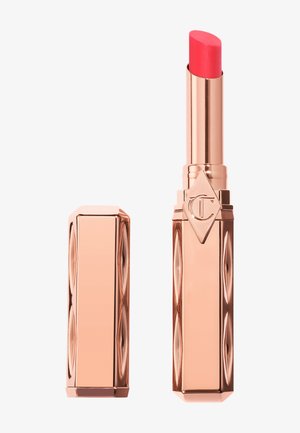Geschlossener Lippenstift-Etui in Roségold mit eingraviertem Logo, Deckel entfernt, zeigt leuchtend pinken Lippenstift.