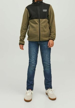 Chaqueta de forro polar con la parte superior negra y la parte inferior verde oliva, que cuenta con una cremallera completa y el logo "JACK & JONES" en el pecho.