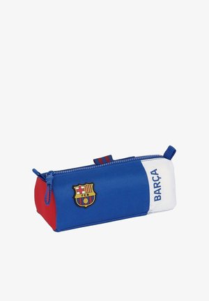 Niebieski i czerwony piórnik z zamkiem błyskawicznym, z logo Barça i tekstem na białej wstawce. Wykonany z trwałego materiału o prostokątnym kształcie.
