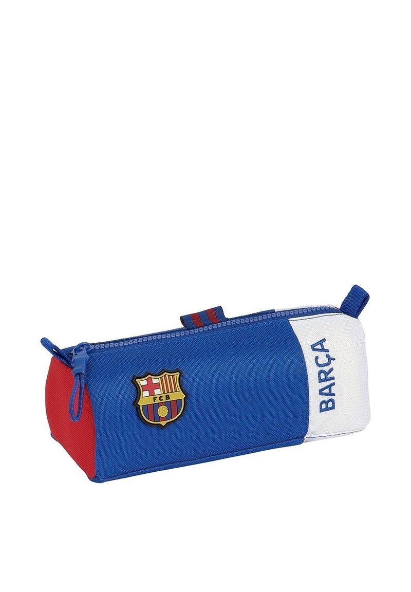 Niebieski i czerwony piórnik z zamkiem błyskawicznym, z logo Barça i tekstem na białej wstawce. Wykonany z trwałego materiału o prostokątnym kształcie.
