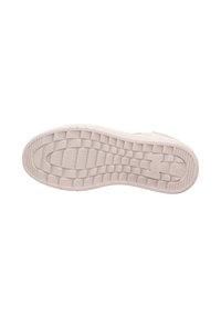 Schuhsohle aus hellbeigem Gummi, mit einem strukturierten Rautenmuster für Rutschfestigkeit, und geprägten Markennamen-Details in der Nähe der Ferse.
