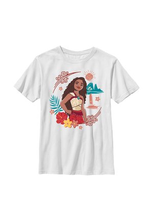 Meisje met lang donker haar dat een bloemen top en rode rok draagt, omringd door tropische bloemen, bladeren, zon en eilandlandschap op een wit T-shirt.