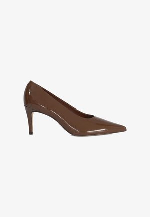 Pompe pour femmes en cuir verni brun à bout pointu avec un talon aiguille de hauteur intermédiaire sur fond blanc.