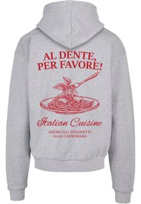 Grå hættetrøje med rød grafisk tekst og illustrationer af pasta. Nøgleelementer inkluderer et design med gaffel og tallerken med referencer til italiensk køkken.