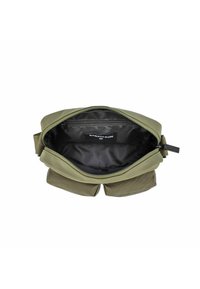 Borsa verde in nylon con zip, dotata di un ampio interno e foderata in nero. Include una tracolla per un facile trasporto.