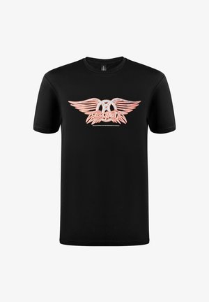 Musta puuvillapaita, jossa on graafinen design siipineen ja teksti "Aerosmith" oranssina ja valkoisena. Lyhyet hihat, pyöreä kaula-aukko.