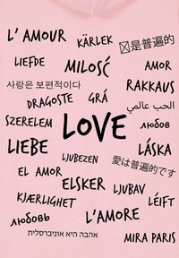 Felpa rosa con la parola "AMORE" e le sue traduzioni in varie lingue, esposte in diversi caratteri in grassetto su tutta la stoffa.