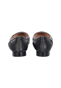 Ballerine in pelle nera con punta tonda, dettagli di cucitura discreti sul retro e tacco basso e resistente per comfort e supporto.