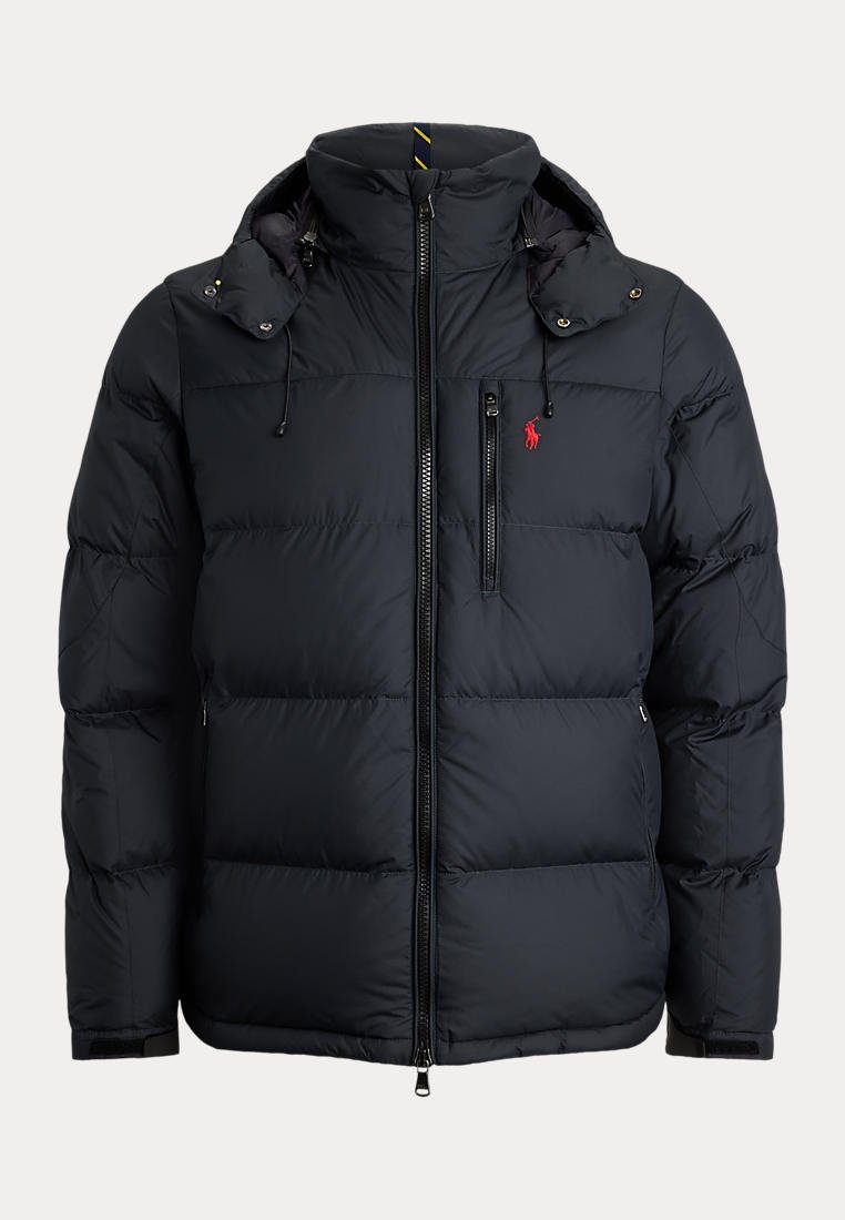Veste matelassée noire avec col montant, capuche amovible, fermeture éclair frontale, poche poitrine et petit logo rouge brodé sur la poitrine gauche.