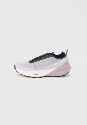 Világoslila és fekete sportcipő vastag fehér talppal, "Mammut" márkajelzéssel, túrafutáshoz vagy túrázáshoz tervezve.