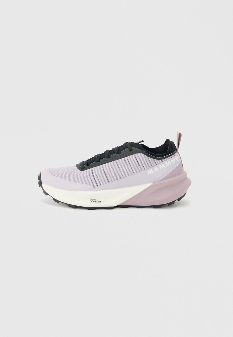 Světlofialová a černá sportovní obuv s tlustou bílou podešví, značky "Mammut", navržená pro trailový běh nebo turistiku.