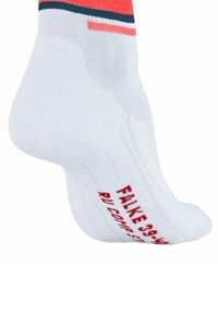 Calzino sportivo bianco con texture a coste, caratterizzato da strisce rosse e navy nella parte superiore e da testo rosso sulla suola.