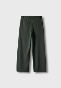 Tmavě zelené kalhoty na zakázku s poutky na opasek a jednou zadní kapsou na knoflík, zobrazené zezadu na jednobarevném pozadí.