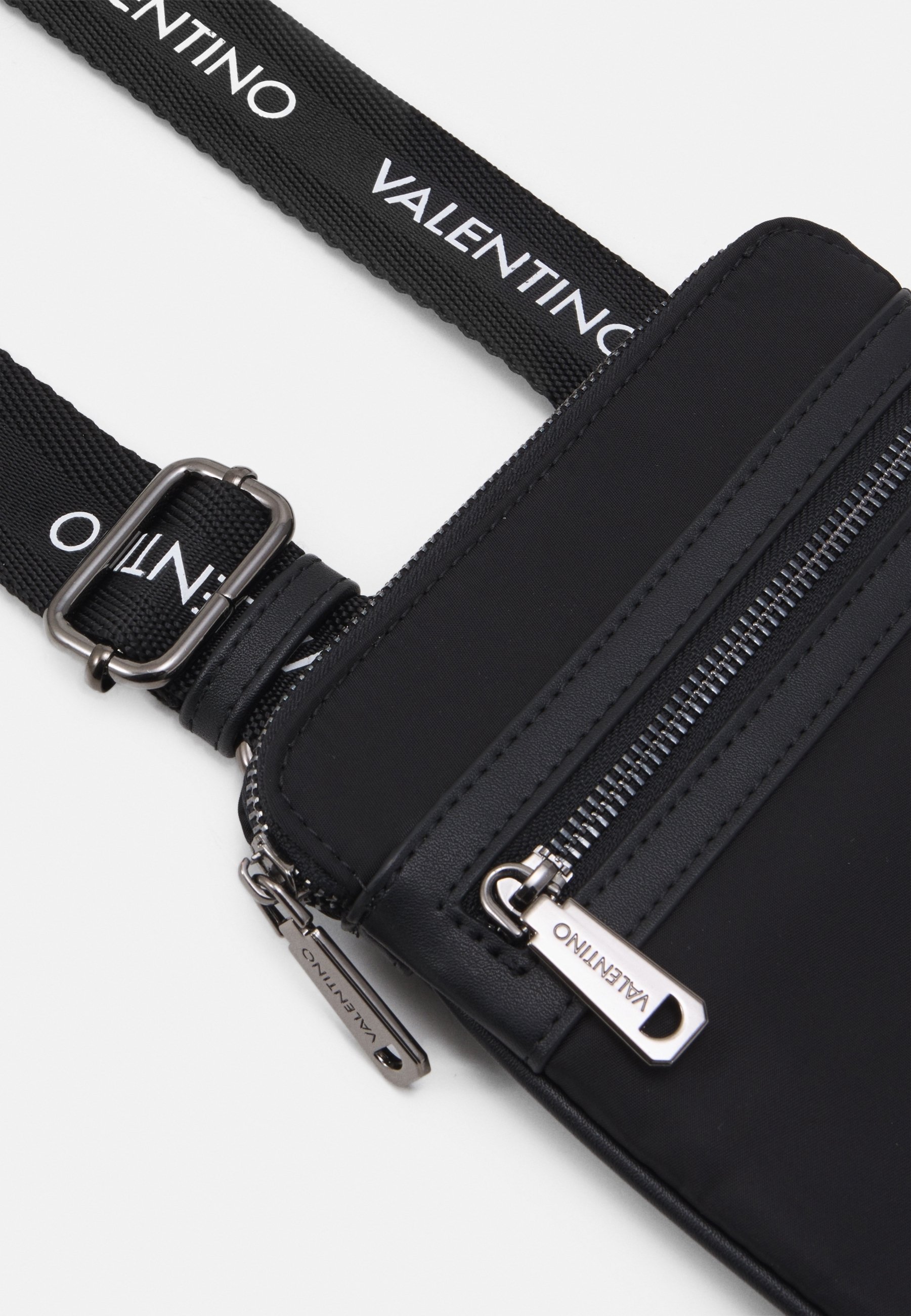 【Valentino Bags】ボディーバッグ ロゴ ジッパー 無地 ブラック Valentino V Logo Chain Shoulder Bag, Black | Costco