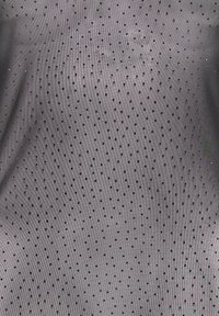 Tessuto in rete nera con un motivo a pois, caratterizzato da piccoli cerchi neri uniformemente distribuiti sulla superficie, creando un aspetto texturizzato.