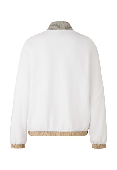 Bílá bomber bunda s ribovaným šedým límcem, elastickým béžovým lemem a manžetami, vyznačující se hladkou texturou a uvolněným střihem.
