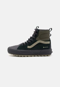 Wysokie sneakersy z połączeniem ciemnozielonego zamszu i szarego gumy, z beżowymi akcentami, teksturowaną podeszwą oraz brandingiem GORE-TEX.
