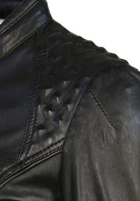 Zwarte leren jas met een getextureerde schouder met verheven geometrische patronen, gedetailleerd stiksel en een klassieke reverskraag.