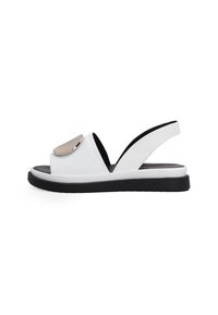 Weiße Leder-Slingback-Sandale mit schwarzer Sohle. Merkmale eines metallischen Akzents auf der Vorderseite und einem offenen Zehen-Design.
